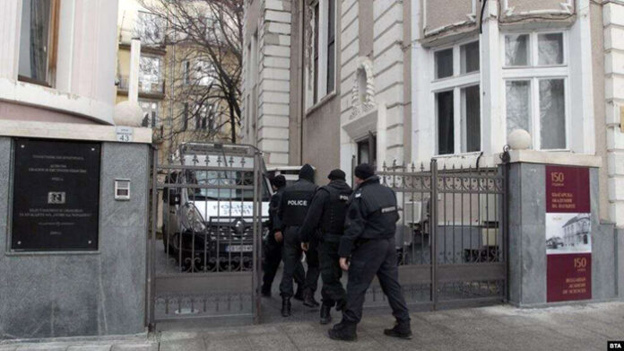 Полицията отведе шефа на комисията по хазарта. Акции има и в офиси на Васил Божков