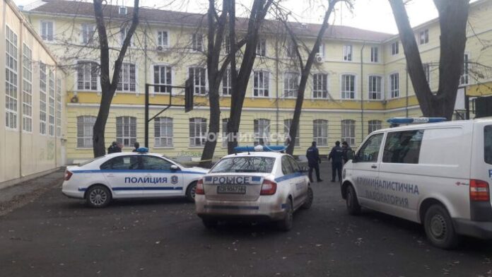 Ученик падна от третия етаж на Английската гимназия в Русе и почина