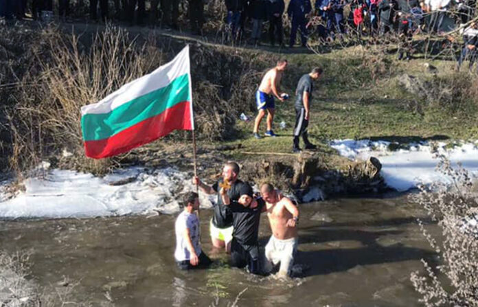 23-годишен смелчага извади кръста от река Вотръчка