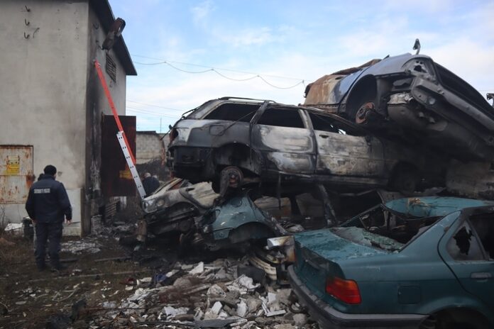 Горя пункт за скрап в Бургас, щетите са огромни