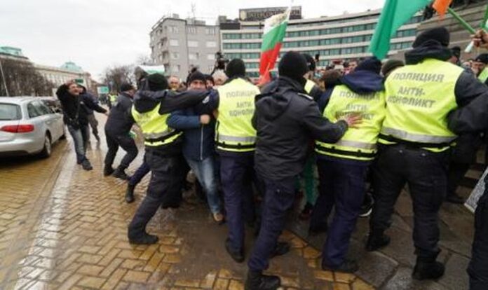 Полицаи и протестиращи се биха в центъра на София