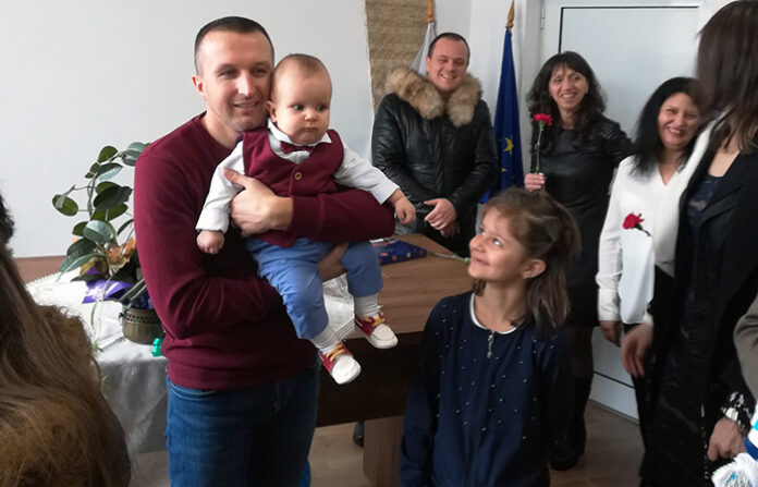 На Бабинден кметът Ревански "дава име" на пеленаче