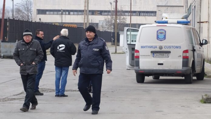 Прокурори и полицаи търсят следи след обира на митницата в Благоевград
