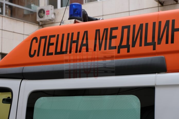 Кола удари микробус на пътя за Якоруда