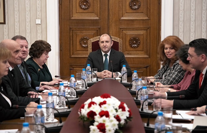 Радев: При дебата за промени в Конституцията решенията трябва да вземаме сами