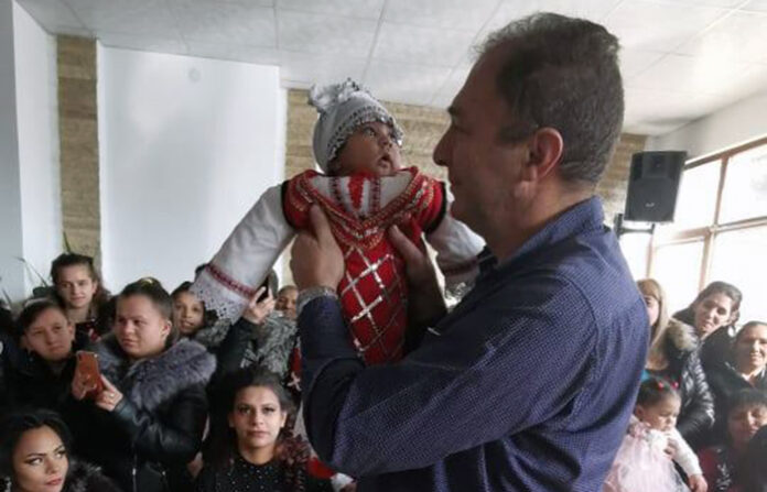 Баби, бабинчета и майки извиха хоро в Белица