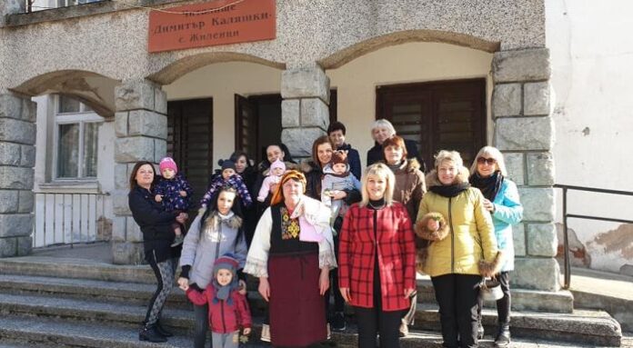 Баници, питки и вино за бабите в село Жиленци