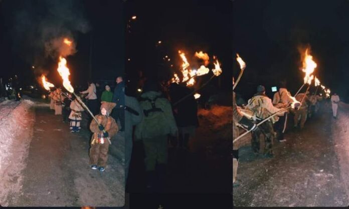Запалване на ритуален огън и сурвакарски игри в центъра на село Пиперков Чифлик