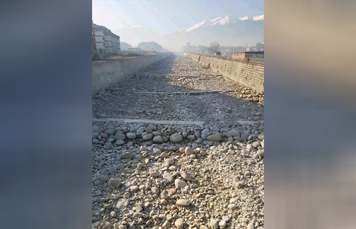 Снимка на пресъхналата Глазне създава смут в мрежата, проблем с водата няма