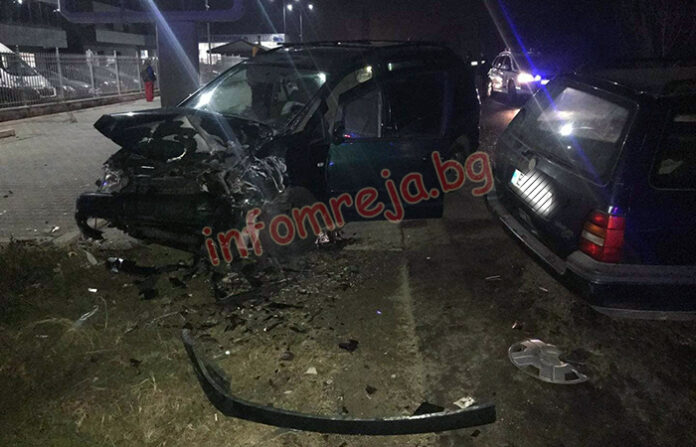 Две коли се удариха челно между Сандански и Петрич