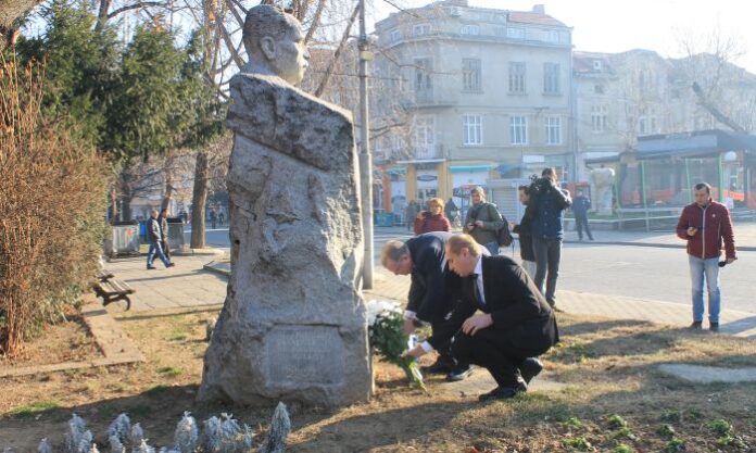 Посланикът на Израел поднесе цветя на паметника на Димитър Пешев в Кюстендил
