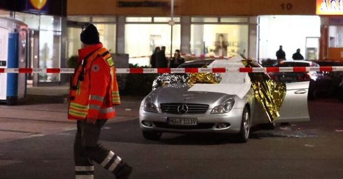 10 загинали при стрелба в два бара в Германия