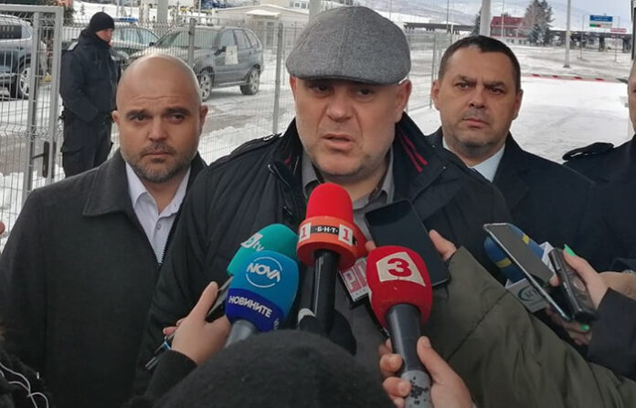 Задържаха цяла смяна митничари на "Калотина"