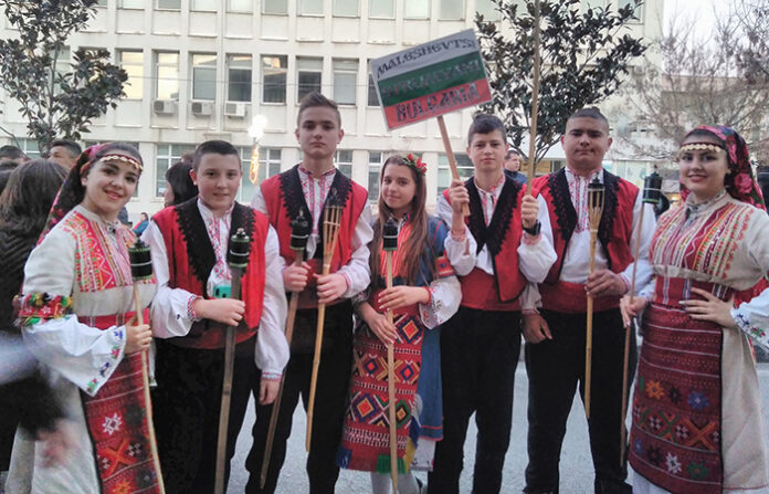 Община Струмяни се включи във факелното шествие в Петрич