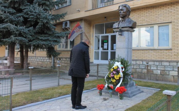 Кметът на Кюстендил се поклони пред паметника на Апостола в Босилеград