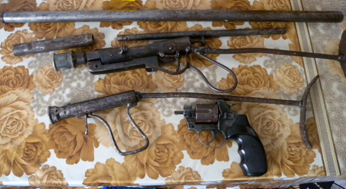 8 самоделни оръжия, боеприпаси и барут иззеха от частен дом във Върбица