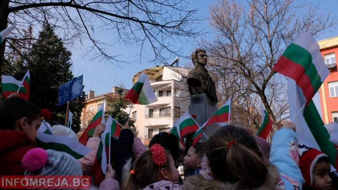 Със скандирания „Оставка“ пред очите на Апостола поругаха 147 години безсмъртието на Левски