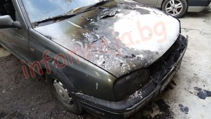 Техническа неизправност подпали автомобил в Кюстендил