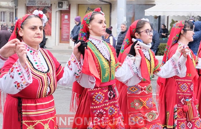 Най-дългото хоро се извива в Сандански ден преди Баба Марта