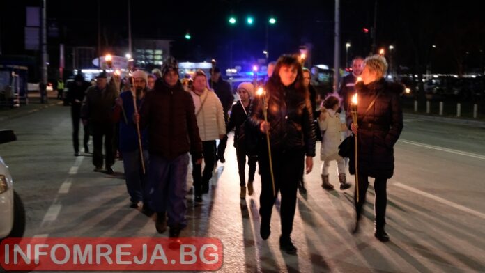 Протестиращи от Благоевград запалиха факли в памет на Левски
