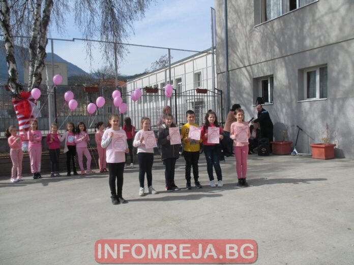 За шеста година Първо ОУ – Гоце Делчев, отбеляза Деня на розовата фланелка