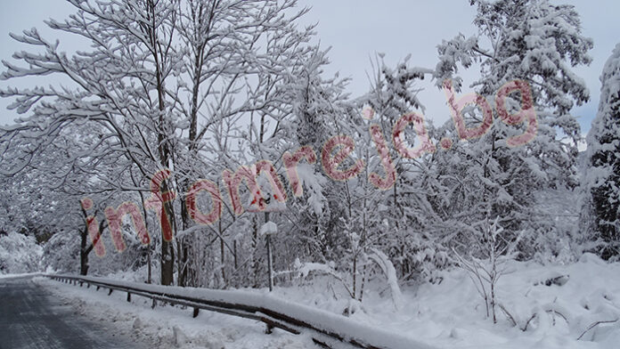 Влаковете спряха заради снега