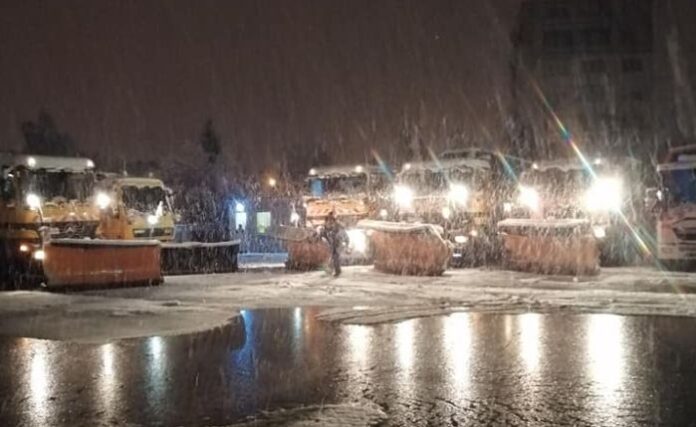 Обилен снеговалеж в Перник, пътищата са проходими при зимни условия