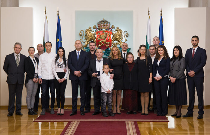 Президентът удостои с почетен знак художествения ръководител на "Българе"