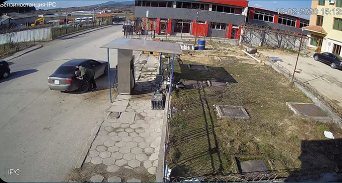 Шофьор зареди автомобила си и избяга без да плати, хванаха го (ВИДЕО)