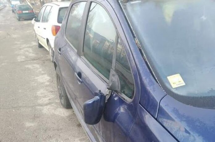 Вандали счупиха стъклата на два автомобила