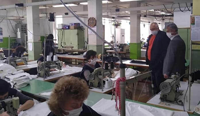 Борисов към шивачките: Работете! Всички разчитаме на Вас