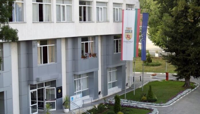 Радомир въвежда вечерен час за малолетни и непълнолетни
