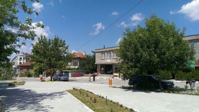 Групи тийнейджъри обикалят Яхиново, кметът с апел да си стоят по домовете
