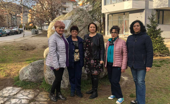 Дамите от ГЕРБ почистиха паметния знак на майор Орлински в Благоевград