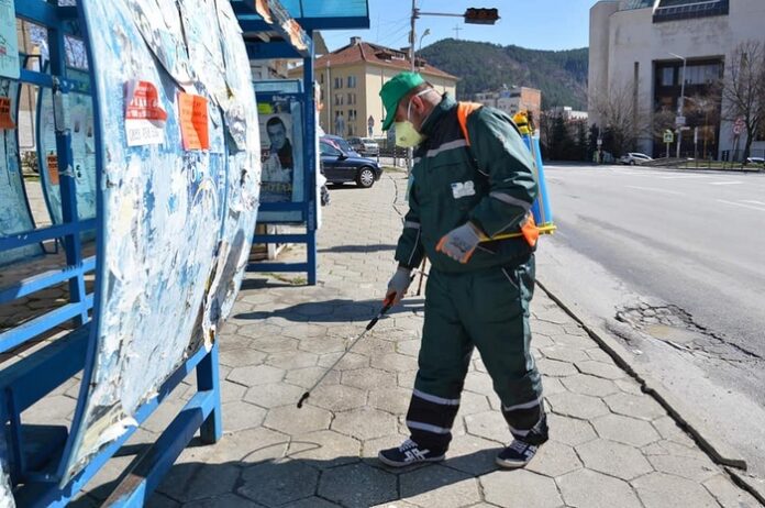 Започна дезинфекцията на автобусните спирки и улиците в Благоевград
