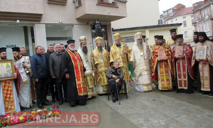 В Гоце Делчев вече има паметник на митрополит Натанаил (СНИМКИ)
