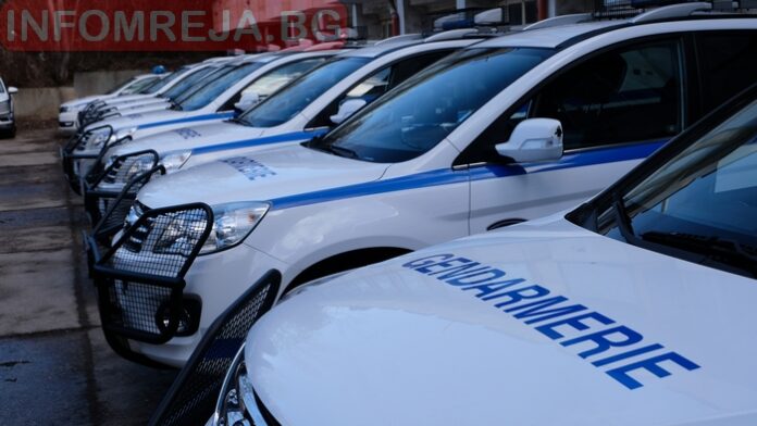 Намериха открадната кола, апашът я зарязал в полето