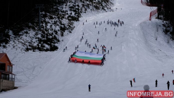 Ски с носия: Огромен трибагреник бе спуснат по "Томба"