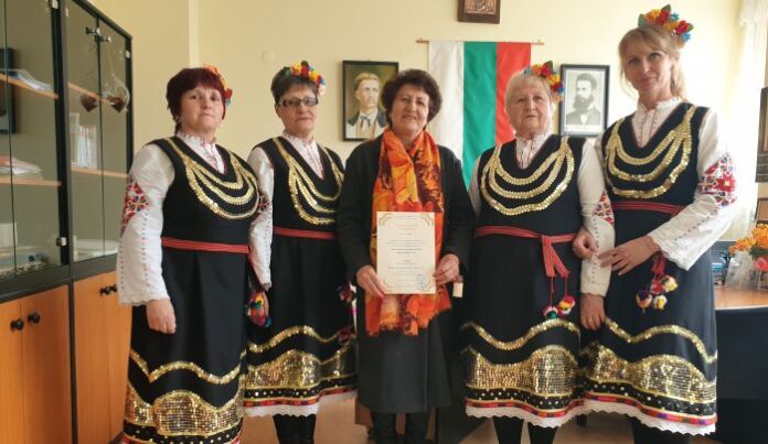 ГЕРБ - Дупница, дари средства за нови народни носии на певческата група в с. Яхиново