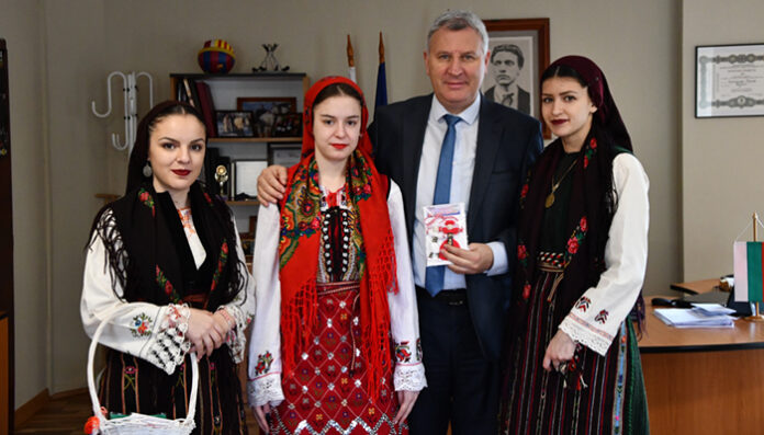 Ученици поздравиха кмета на Разлог за Баба Марта