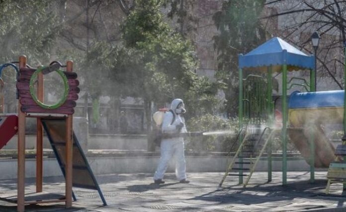 В Радомир пръскат срещу коронавируса