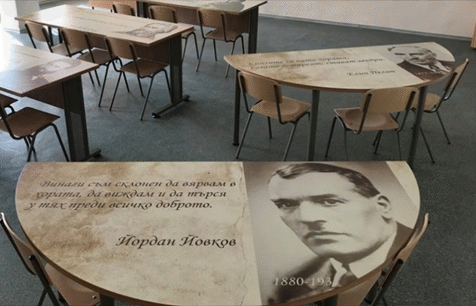 Деца учат върху чинове с ликовете на велики българи