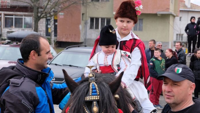 Тодорка гледа Тодоровден в Бачево: Коне, планина и зурни