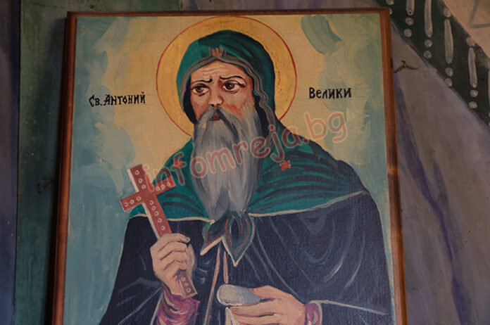 Крадци посегнаха на икони в параклис край Селище