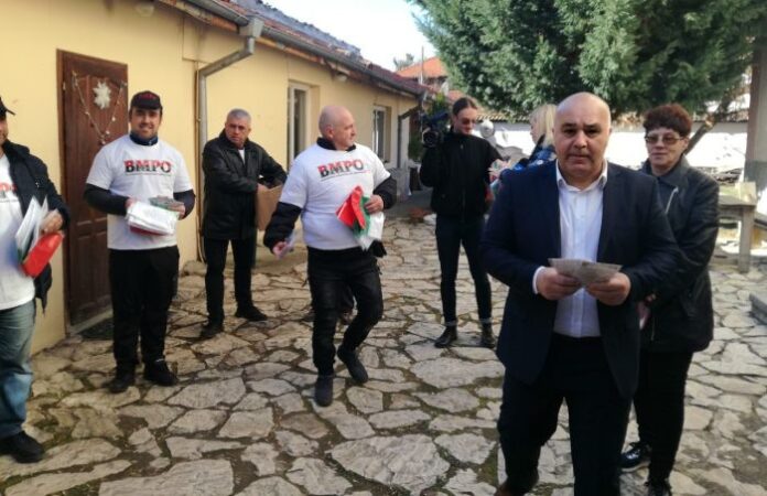 ВМРО – Кюстендил, подари патриотични мартеници и знамена в три села