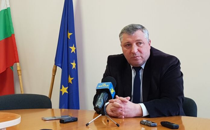 Виктор Янев дари средства на болниците в Кюстендил и Дупница