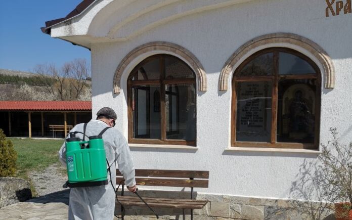 Дезинфекцираха църкви в община Радомир преди Цветница и Великден