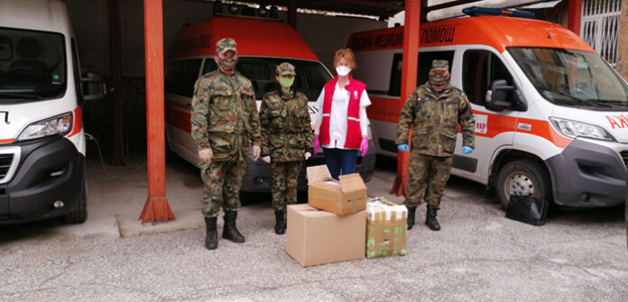 Военнослужещи дариха защитни средства на медиците в Смолян