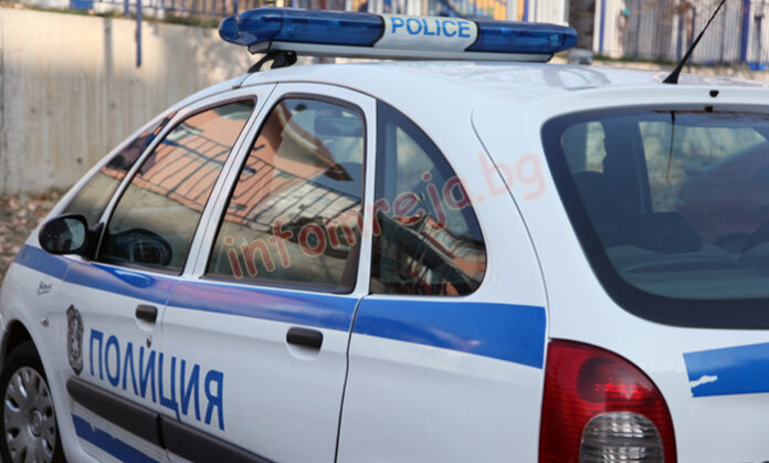 Задържаха трима младежи, откраднали автомобил в Сливен