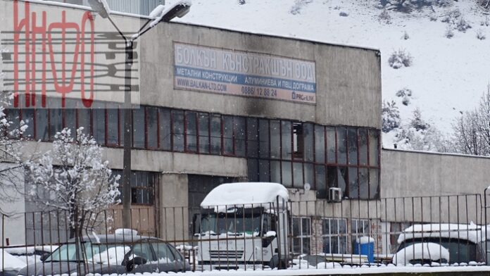Цех за дограма горя тази нощ в Изгрев